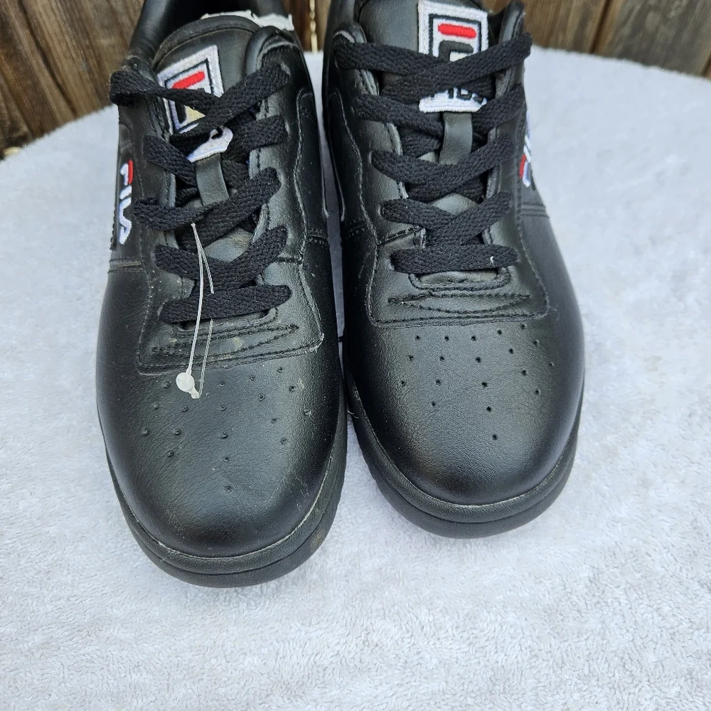 Fila Big Kids  Black and Red Sneakers  Size 5 - Picture 5 of 16